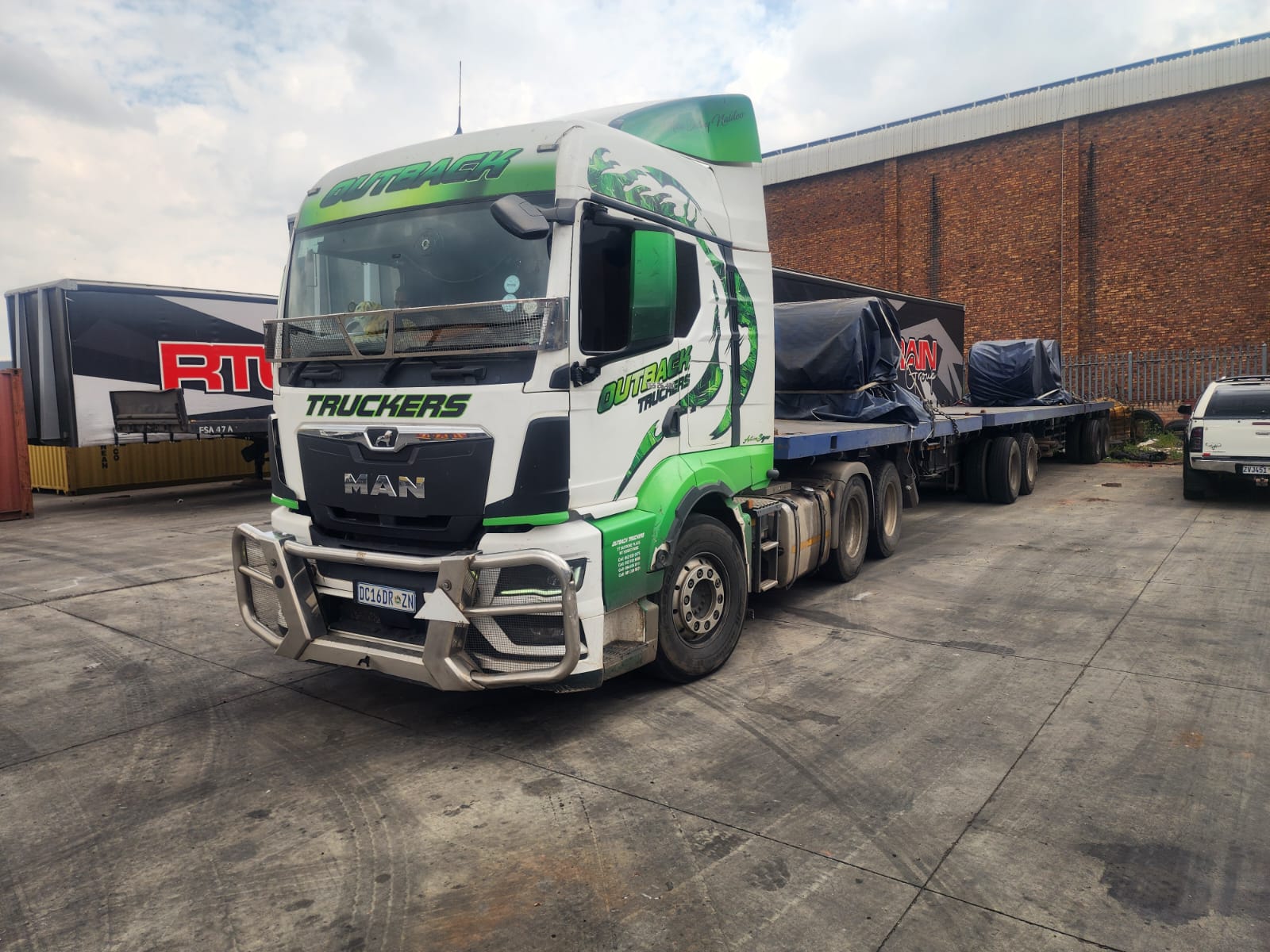 Mobile tyre fitment unit at a client site